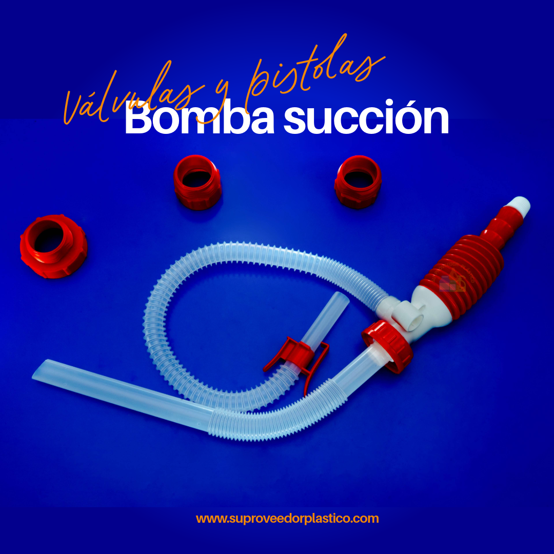 Bomba de succión manual plástica roja y blanca con manguera corrugada transparente y adaptadores de rosca rojos sobre fondo azul.