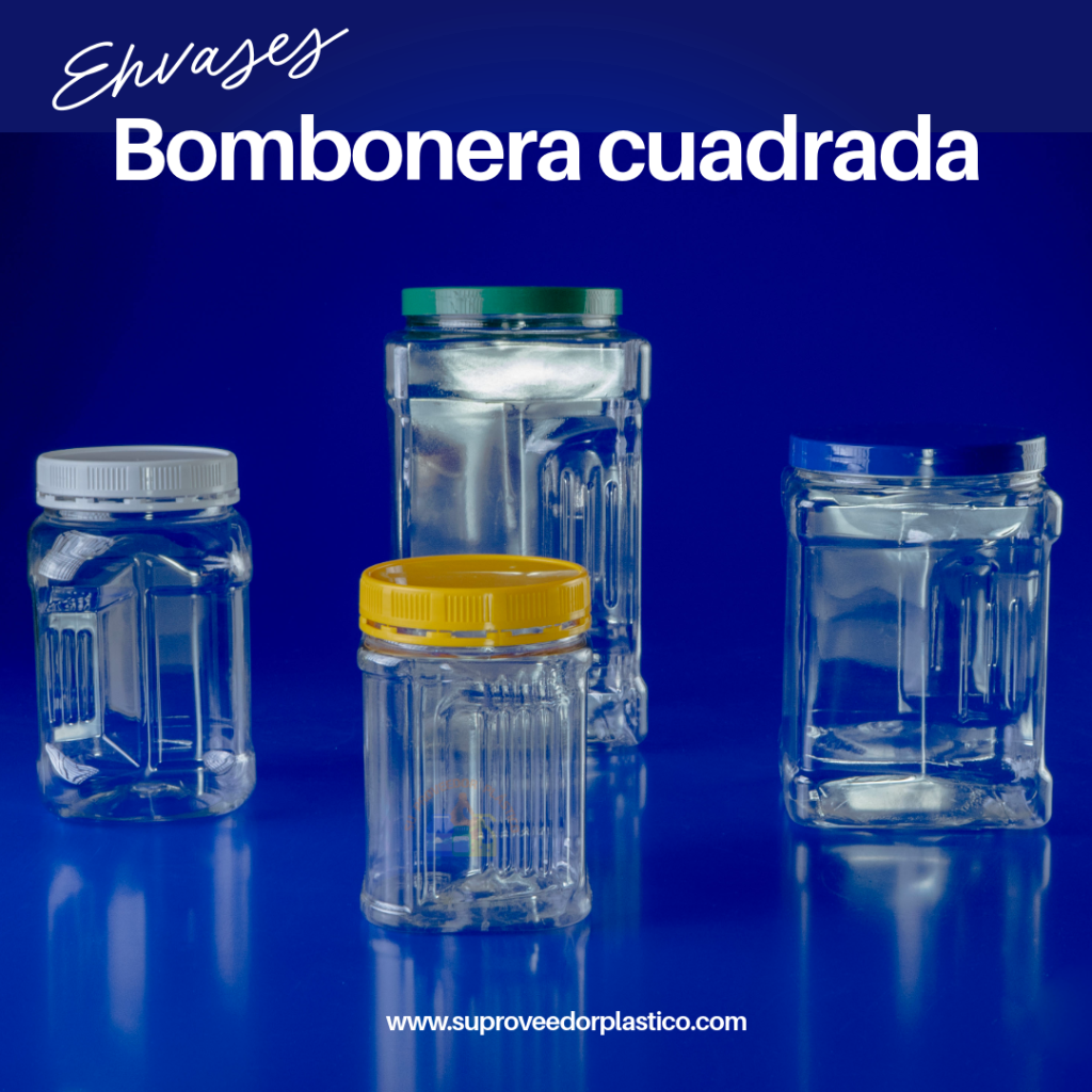 Cuatro frascos o bomboneras plásticas de PET transparente, de forma cuadrada y con textura estriada, con tapas roscadas de colores blanco, azul, verde y amarillo.