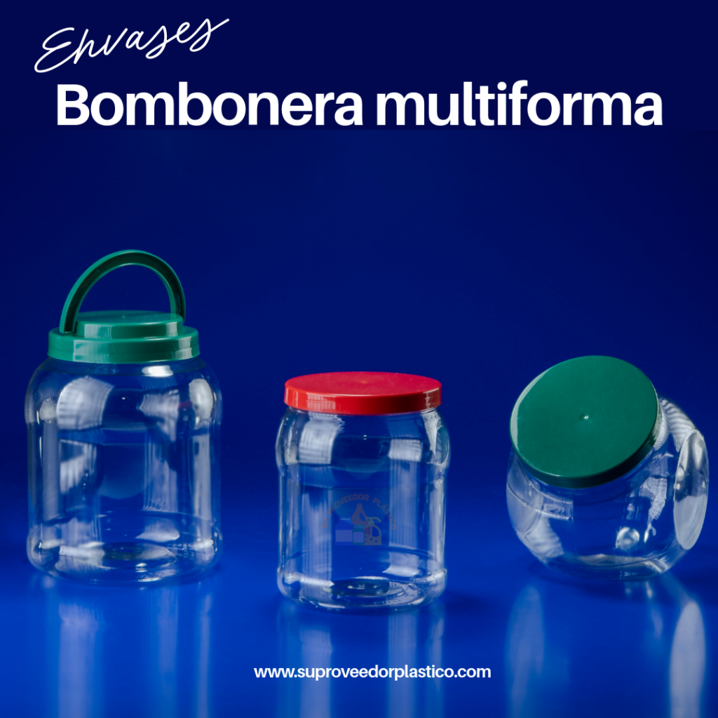 Tres bomboneras o galoneras plásticas de PET transparente de diferentes formas y tamaños, destacando un formato con asa. Todos tienen tapas de rosca ancha en colores vibrantes (rojo y verde). Son envases de alta capacidad para líquidos y sólidos a granel.