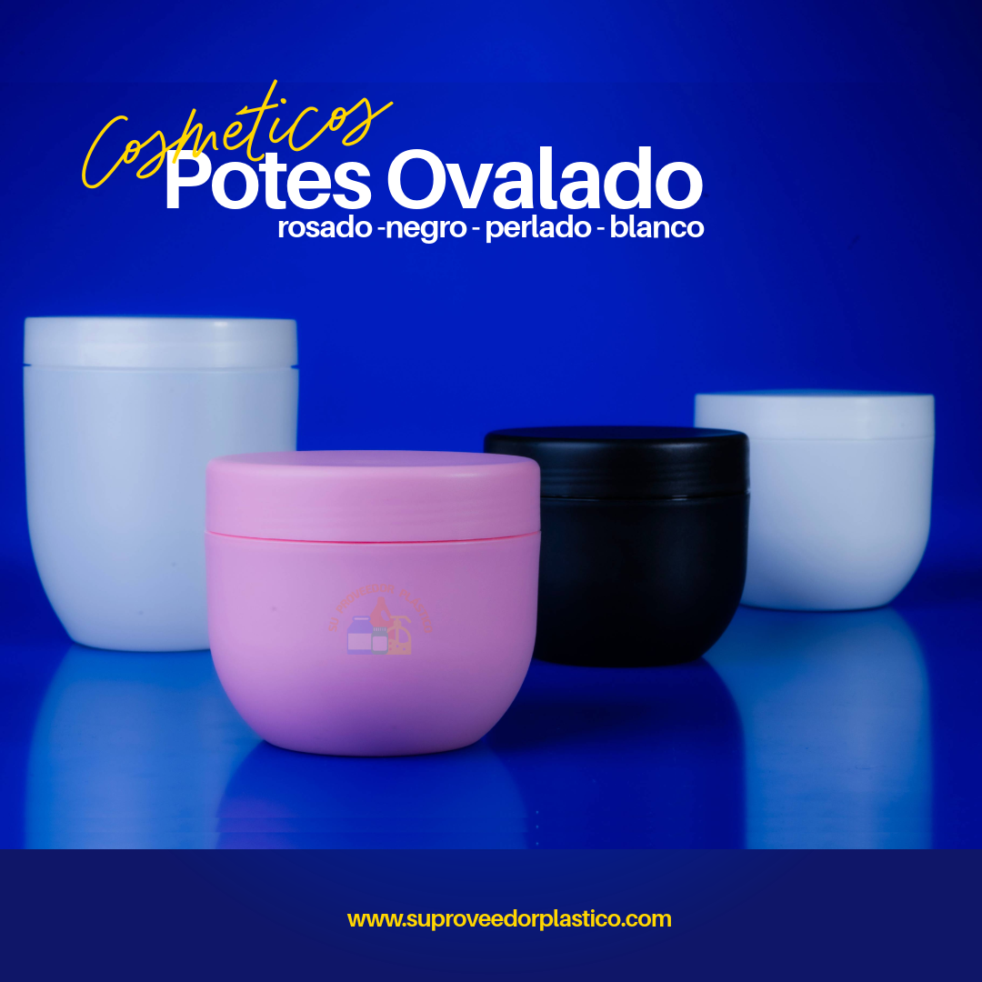 cuatro potes cosméticos de plástico de forma ovalada y redondeada, en colores blanco, rosa pastel y negro, con tapas a juego. Envases para cremas corporales.