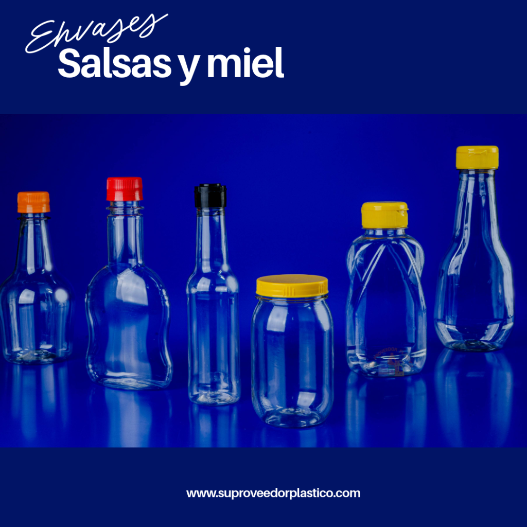 Cinco botellas plásticas PET transparentes y un tarro de boca ancha, todos con tapas roscadas de colores (naranja, rojo, negro, amarillo). Predominan las formas curvas y esbeltas, ideales para salsas picantes, vinagretas, aderezos o miel.