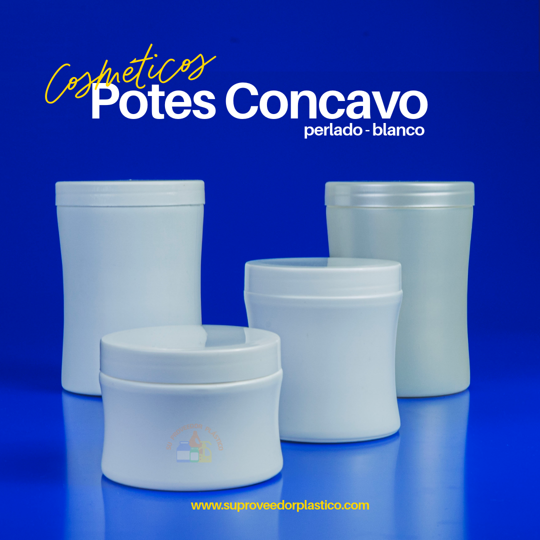 Cuatro potes cosméticos plásticos de color blanco con cuerpo de forma cóncava (curvado hacia adentro), en tamaños grandes y medianos, con tapas planas.