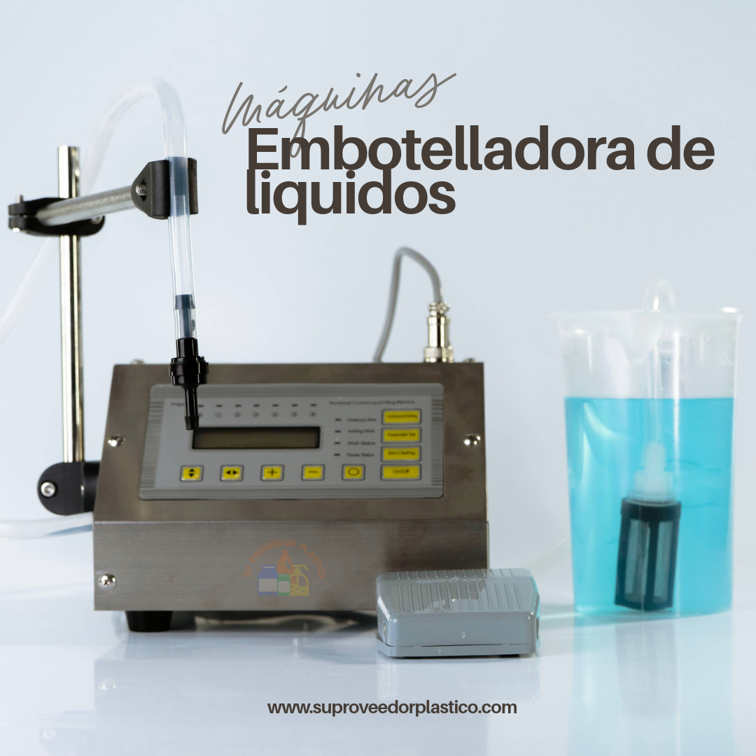 Máquina llenadora automática de líquidos con múltiples boquillas de acero inoxidable, sobre una línea transportadora, para botellas de plástico o vidrio.