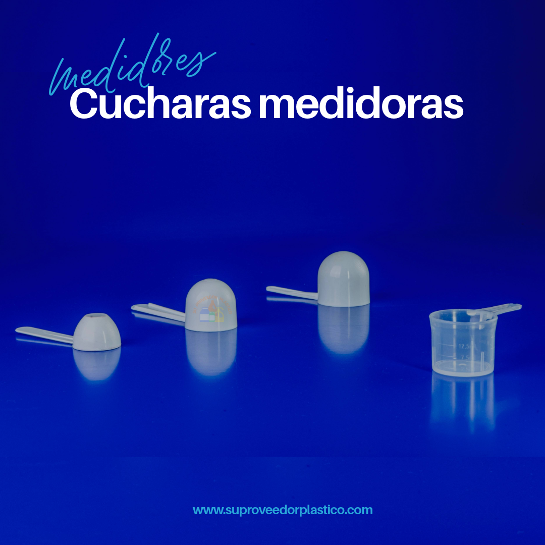 Conjunto de cucharas medidoras de plástico de diferentes tamaños y colores, unidas por un aro.