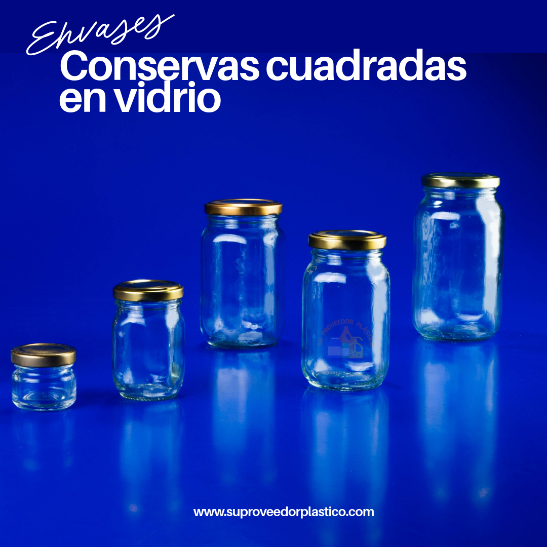 Variedad de envases de vidrio transparente con tapas metálicas doradas. El grupo incluye envases cilíndricos (redondos) y un formato que parece ser ligeramente más alto y cuadrado o cónico. El vidrio es de boca ancha.