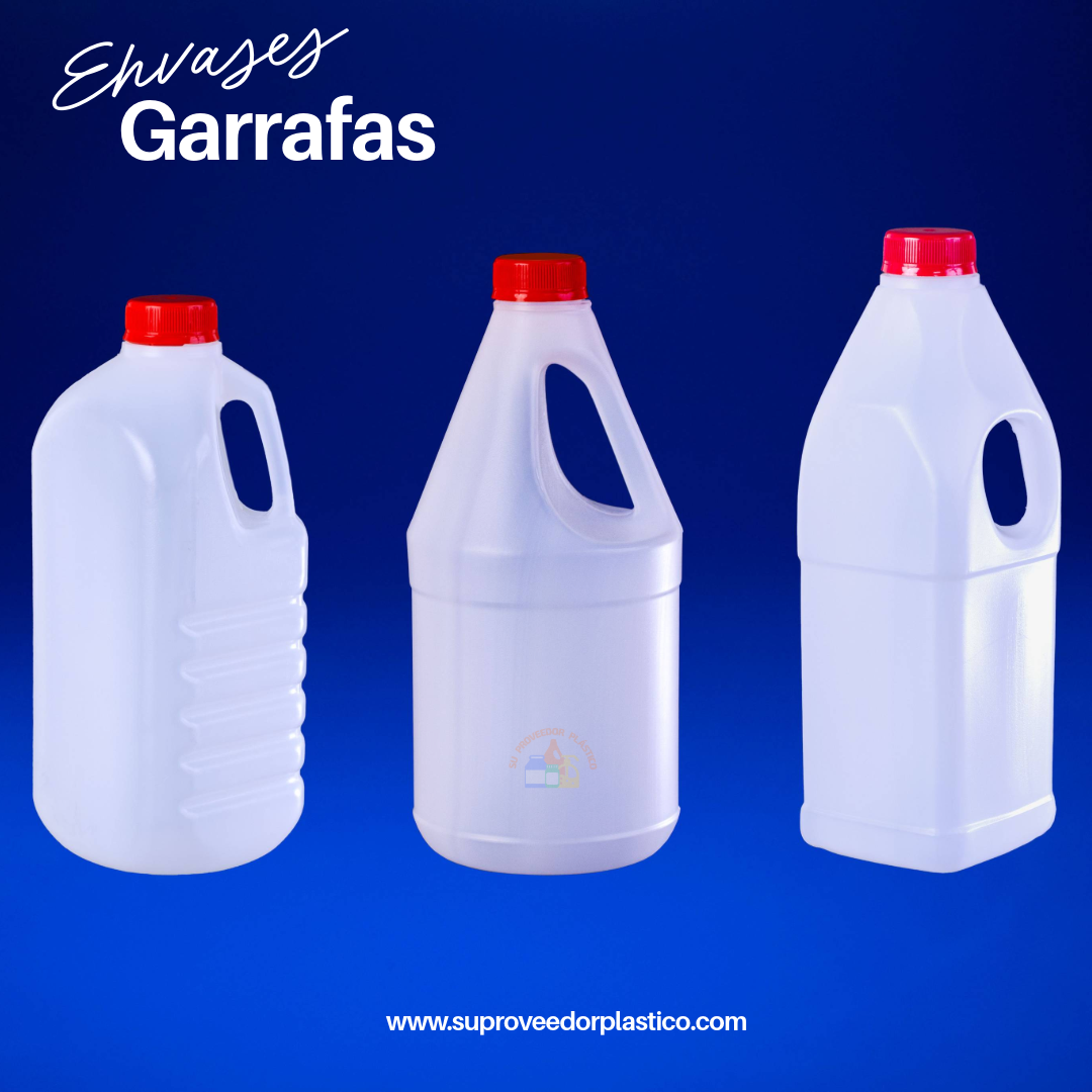 Tres garrafas plásticas opacas de HDPE, de gran capacidad y forma rectangular, con asas superiores grandes y tapas de rosca rojas. Envases industriales.