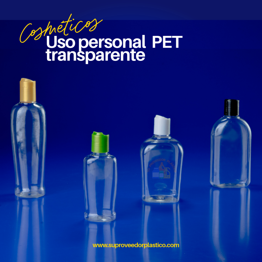 Cuatro botellas plásticas PET transparentes de forma ovalada y plana, con tapas de colores (dorado, verde, blanco, negro), sobre fondo azul. Envases de bolsillo.