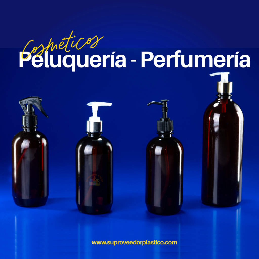 Cuatro botellas plásticas PET color ámbar oscuro de diferentes tamaños, con dispensadores negros y plateados: bomba para loción y gatillo spray. Estilo boticario.