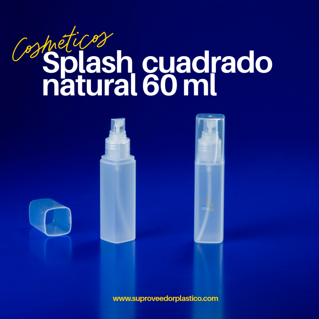 Dos botellas plásticas translúcidas de forma rectangular o cuadrada, una con un atomizador visible y otra con su tapa protectora transparente puesta. Envase splash.