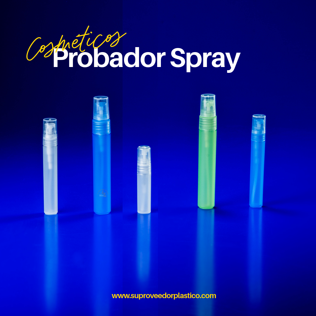 Varias mini botellas plásticas transparentes tipo "pen" con atomizador spray y tapas de colores surtidos, sobre un fondo azul. Envases para muestras de perfume.