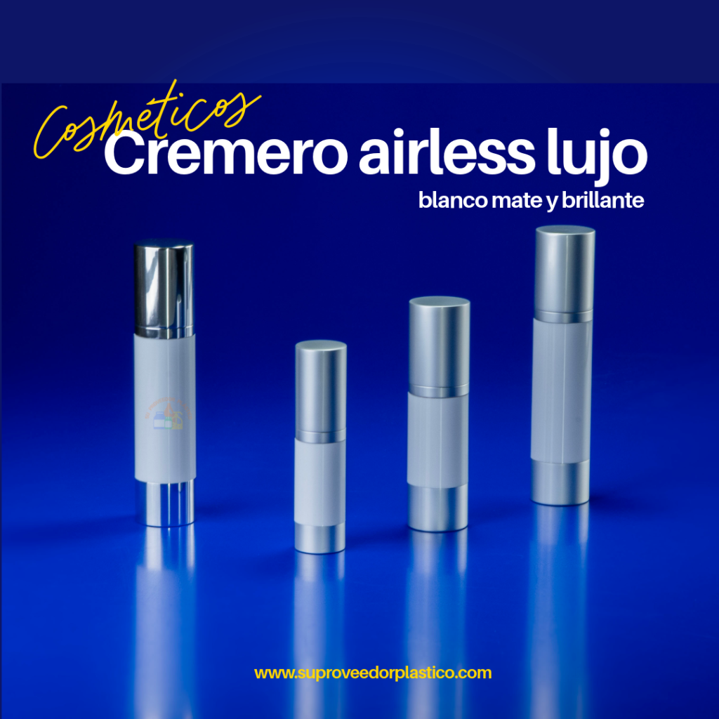 Cuatro botellas plásticas cilíndricas blancas con bomba dosificadora, algunas con bases plateadas, sobre un fondo azul. Envases para lociones y sueros.