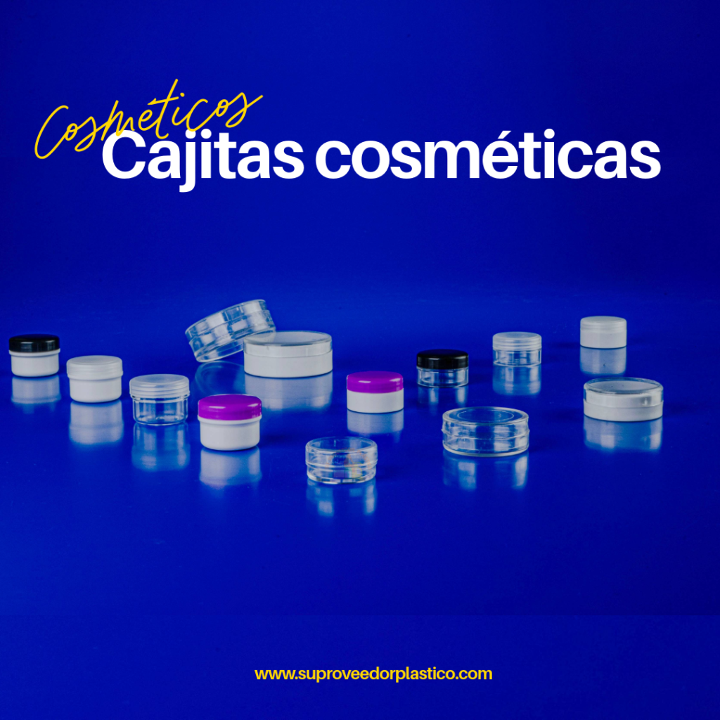 Una variedad de pequeños envases cosméticos plásticos redondos y cilíndricos, en blanco opaco y transparente, con tapas de rosca negras, blancas y lilas, sobre un fondo azul.