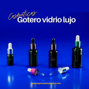 Cuatro frascos goteros de vidrio verde oscuro (esmeralda) con pipetas dosificadoras y collares metálicos en oro, plata y verde. Envase para cosmética natural.