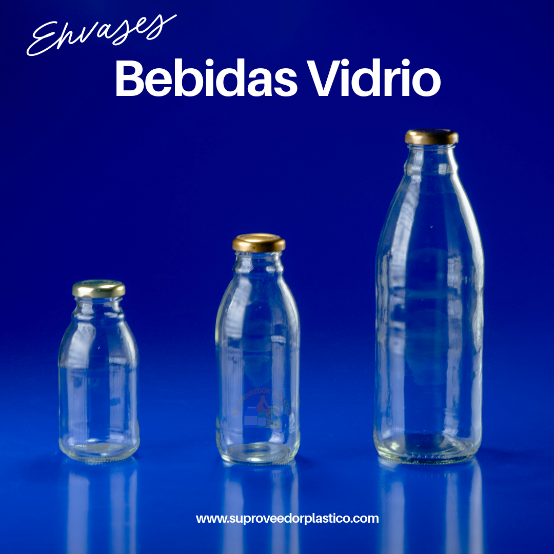 Tres botellas de vidrio transparente de diferentes tamaños con tapas metálicas doradas y plateadas sobre fondo azul. Envases para leche y jugo.