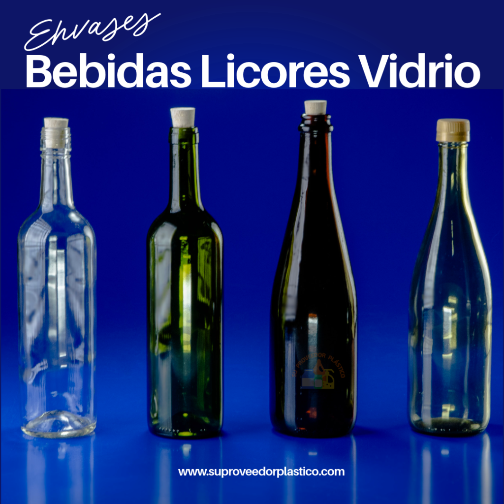 Cuatro botellas de vidrio de cuello largo y cuerpo esbelto, en colores transparente, verde y ámbar oscuro, con tapones de corcho y plástico.